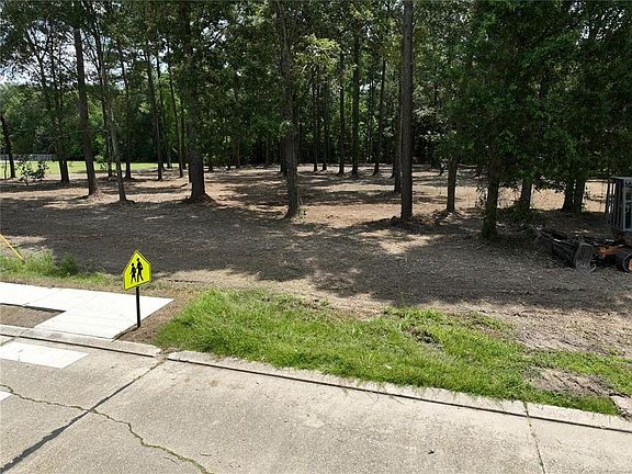 4th image of 133 Robinhood Dr