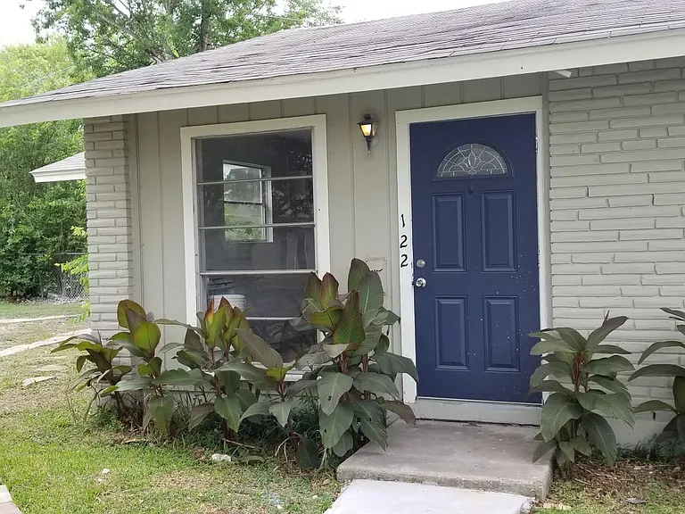 110-122 San Angelo Blvd — Photo 2