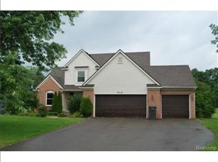 2216 Ridgewood Dr, Howell, MI 48843