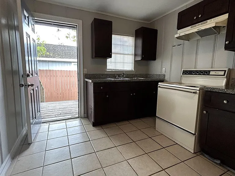 301 W Austin Ave — Photo 3