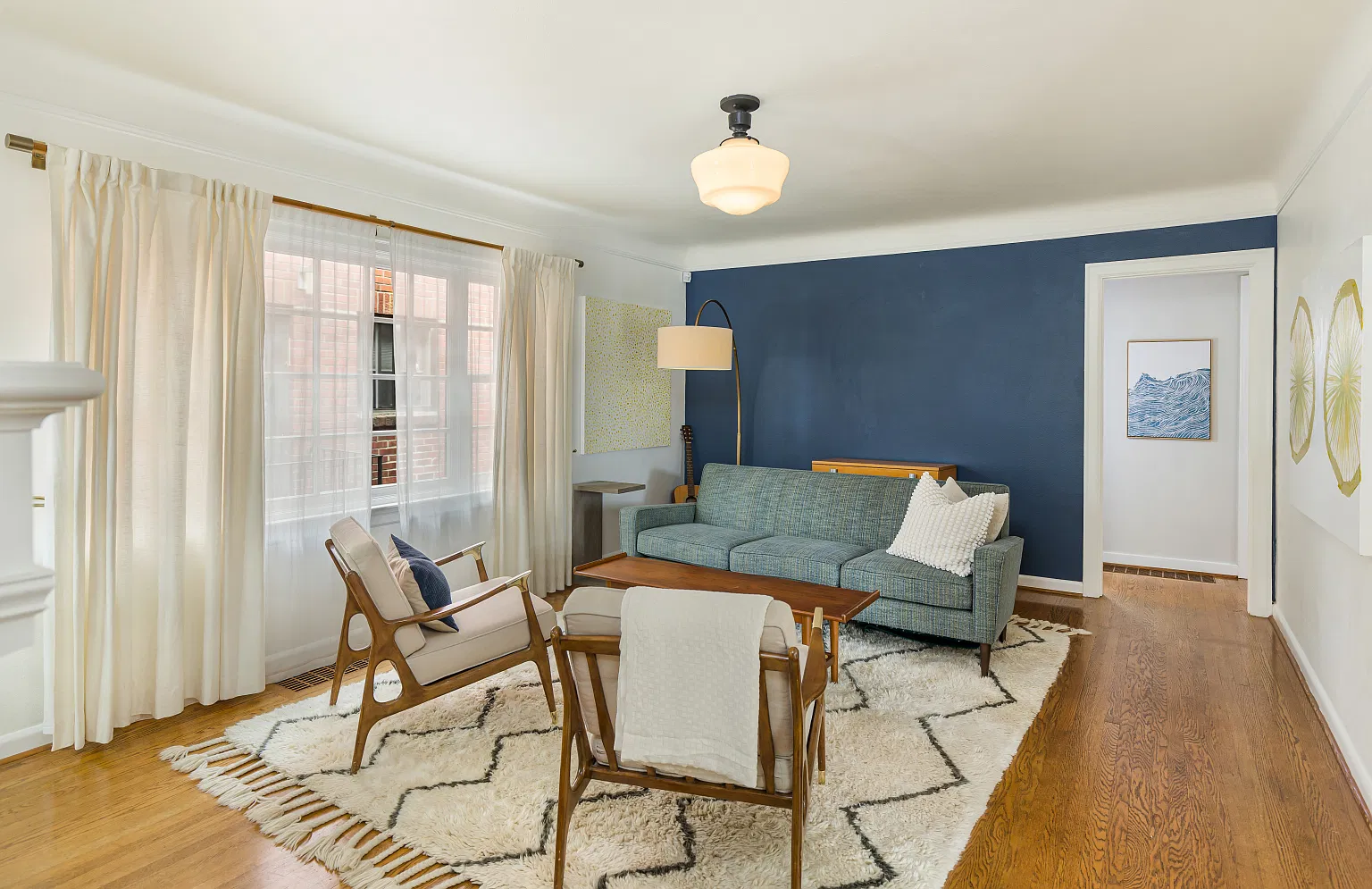 4 bed, 2.5 bath, 2500 sqft, $4,500 — Photo 3