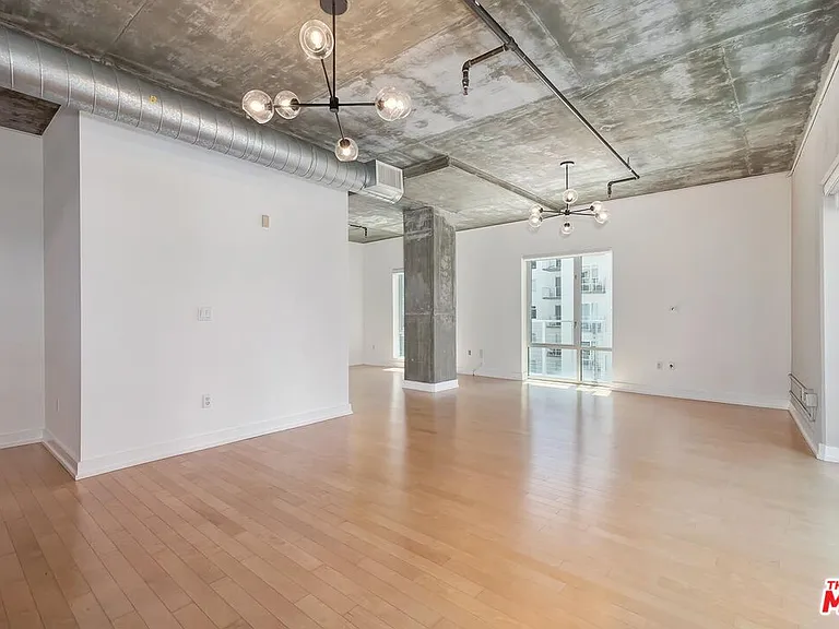 645 W 9th St #500 — Photo 5