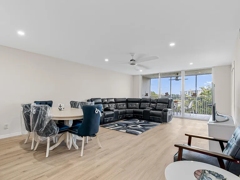 2901 S Palm Aire Dr #501 — Photo 14