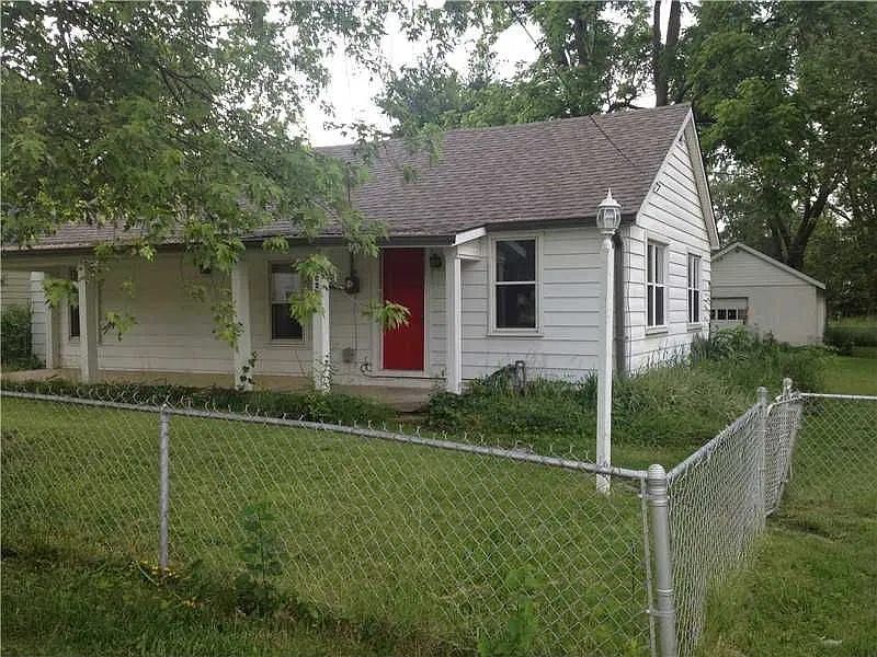 1026 E 8th St photo 1