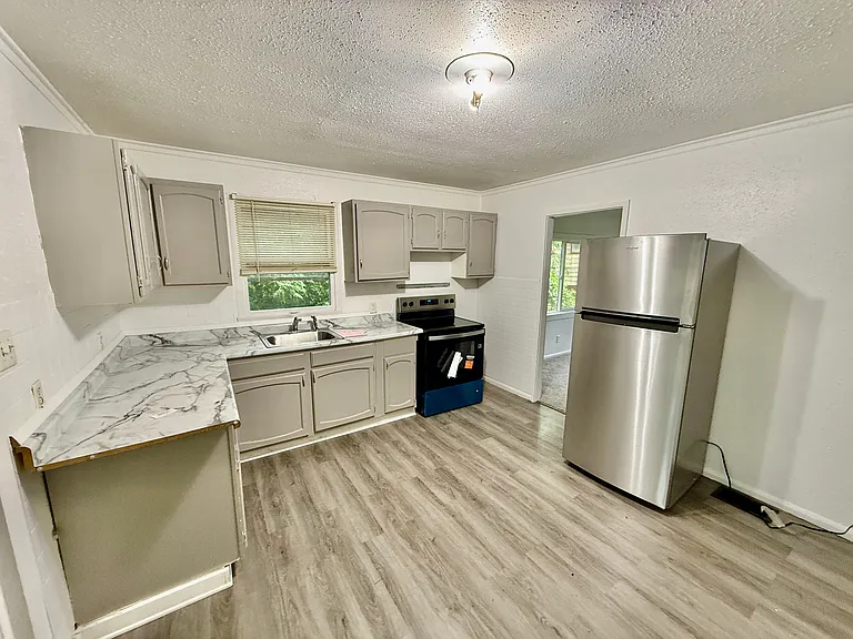1901 Indiana Ct — Photo 1