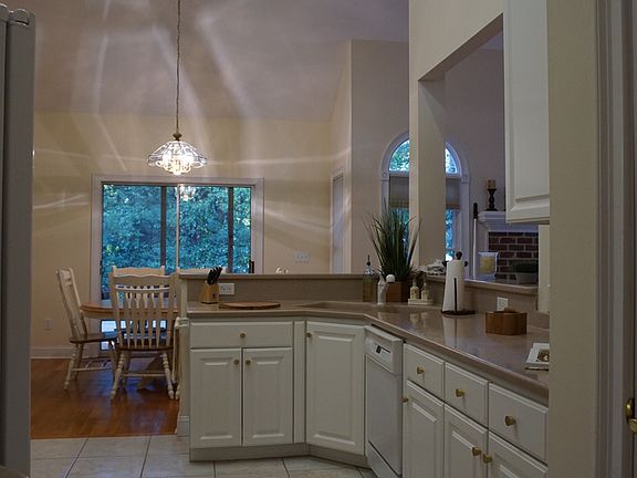 3rd image of 135 Lynn Cove Ln