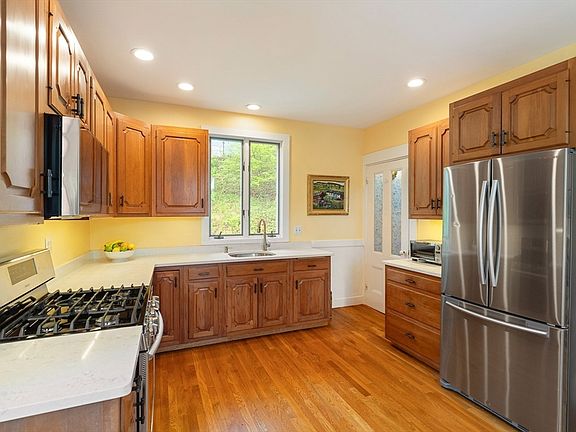 3rd image of 36 Maple Ave
