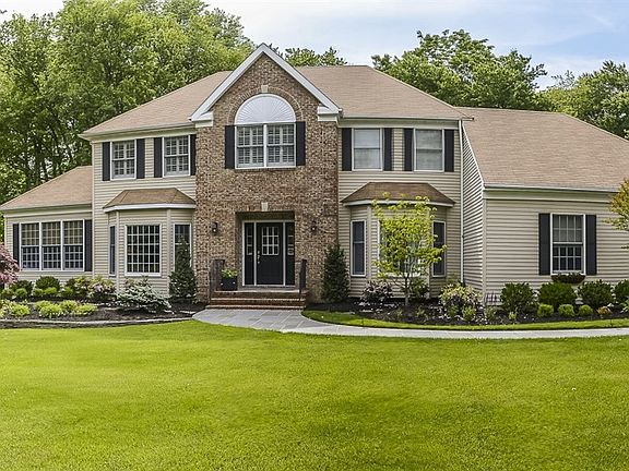 3rd image of 70 Willow Ct