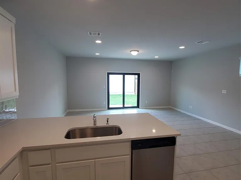 1717 Fountain Bridge Dr — Photo 9