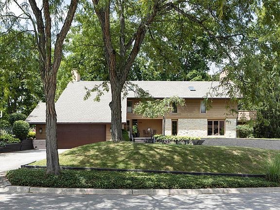 3rd image of 886 Clayton Dr