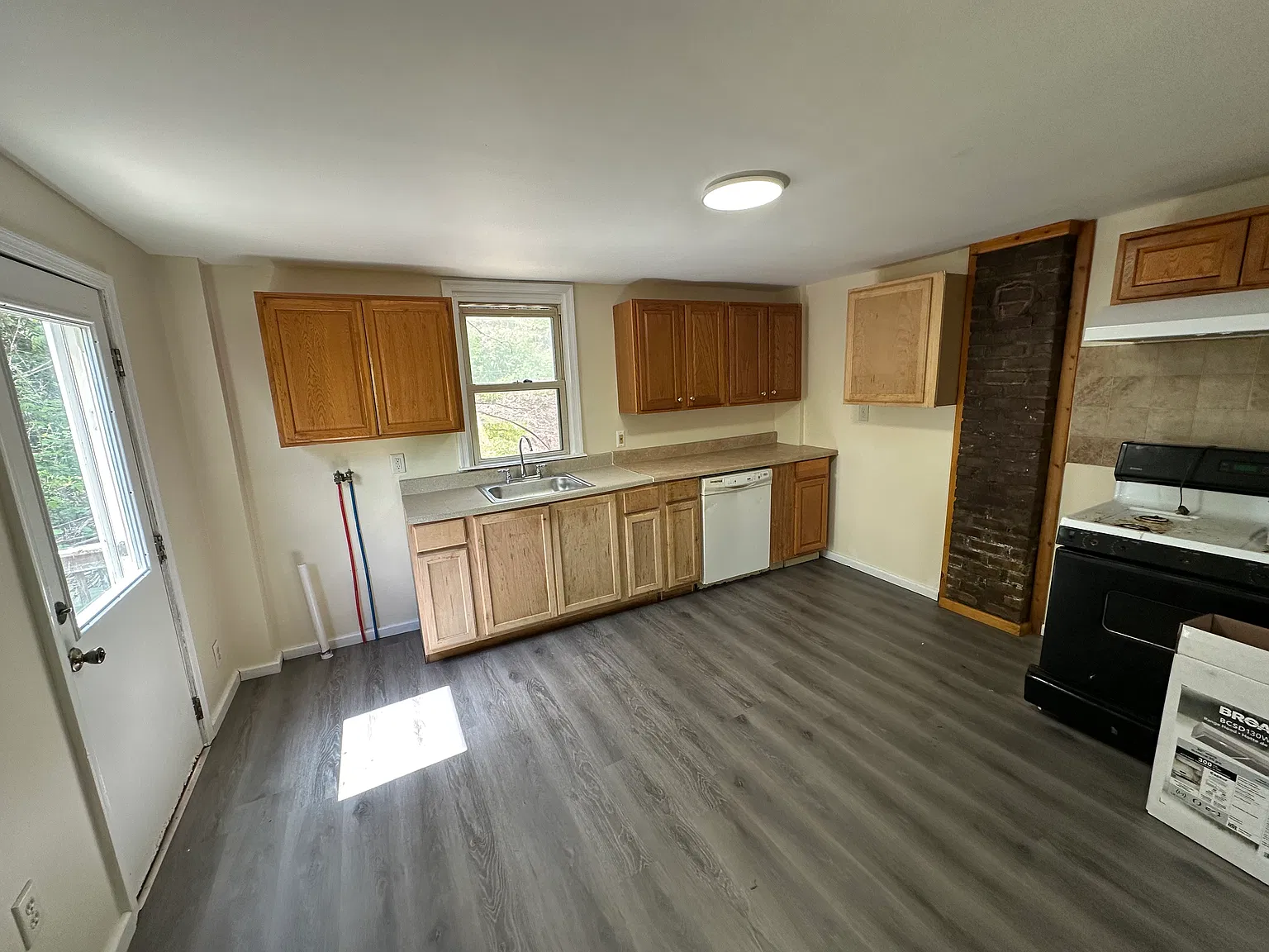 3 bed, $1,100 — Photo 2