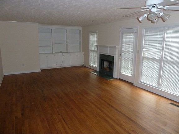 4th image of 125 Courtney Pl