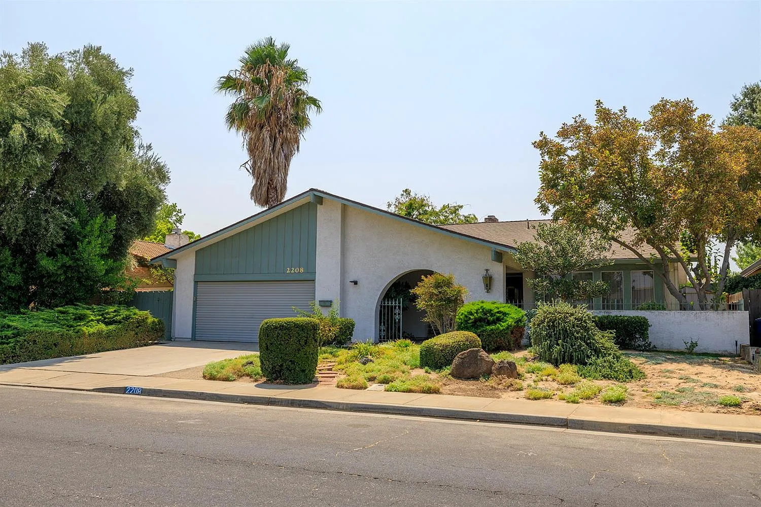 2208 Glasgow Dr photo 1
