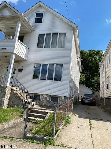 597 Crooks Ave photo 1