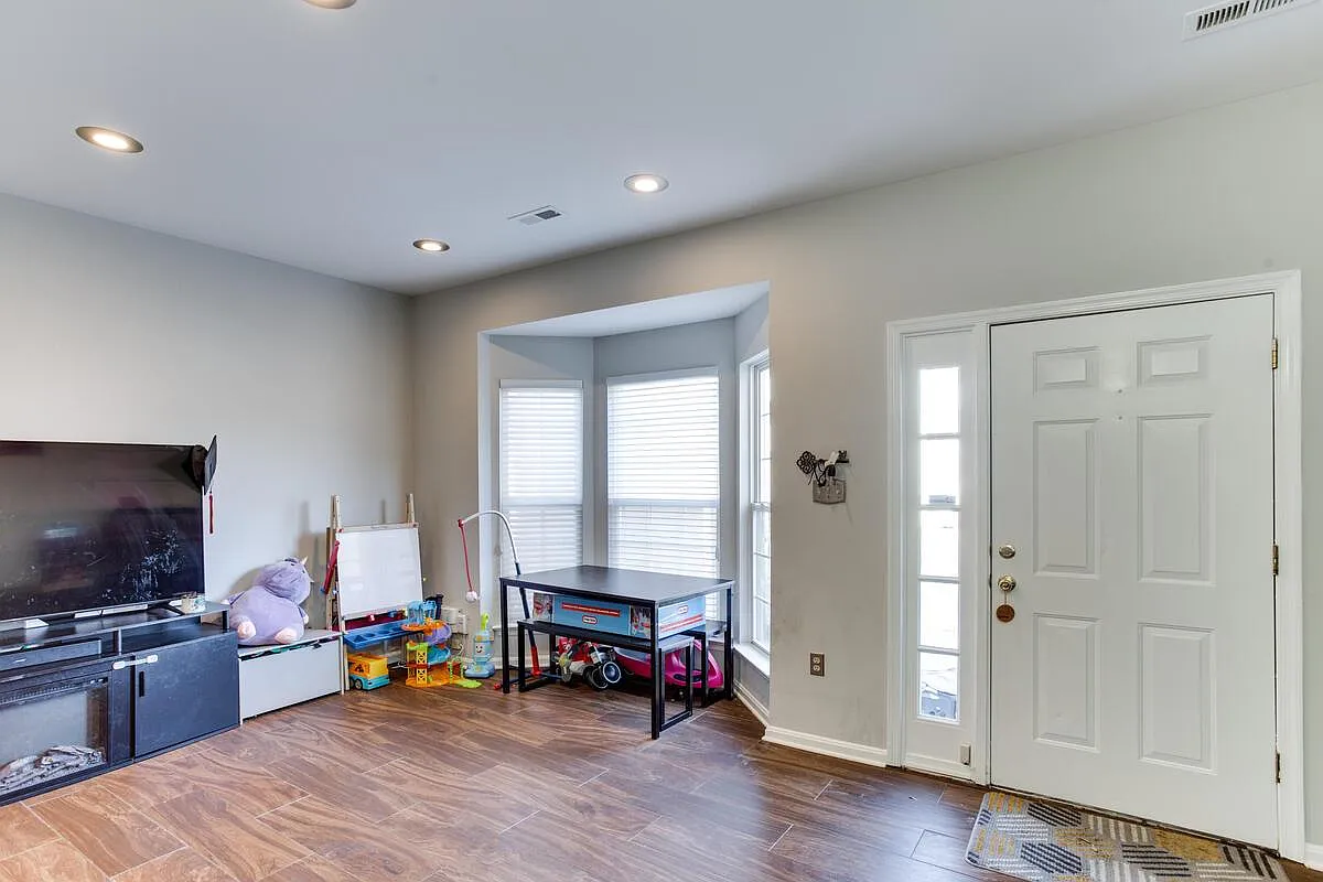3 bed, 1572 sqft, $2,700 — Photo 4