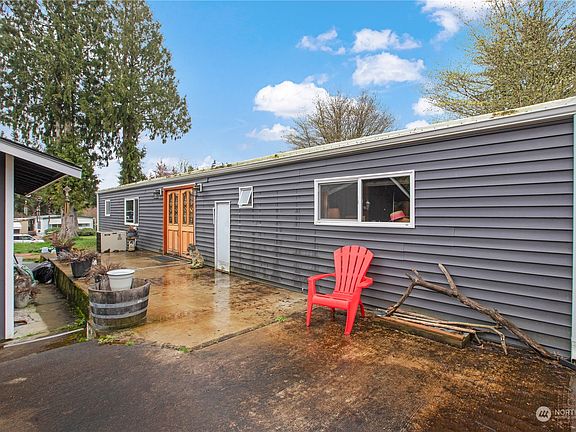 3rd image of 3719 Eagle Drive NE