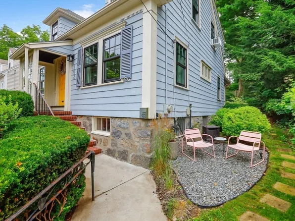 102 Dwinell St, West Roxbury, MA 02132