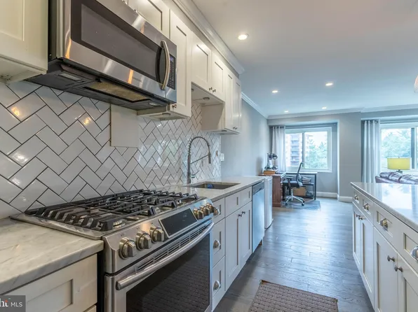 4201 Cathedral Ave NW APT 917E, Washington, DC 20016