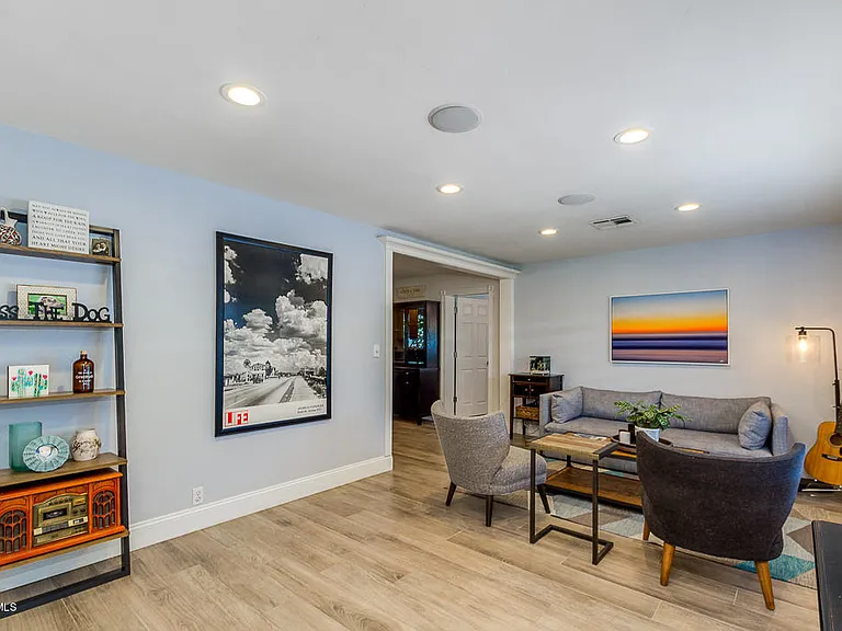 4113 E Minnezona Ave — Photo 3