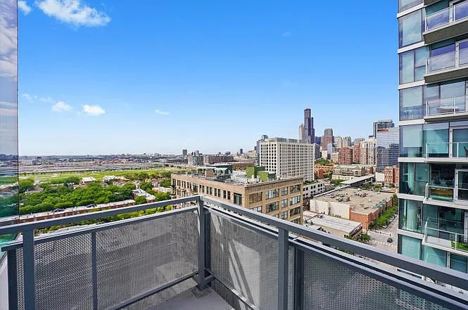 Balcony facing Wabash street, North West Corner