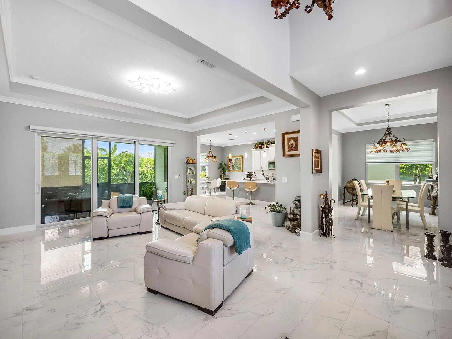 3 bed, 3.0 bath, 2436 sqft, $7,000 — Photo 3