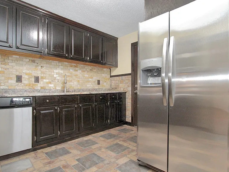 414 Wakefield Ave — Photo 6