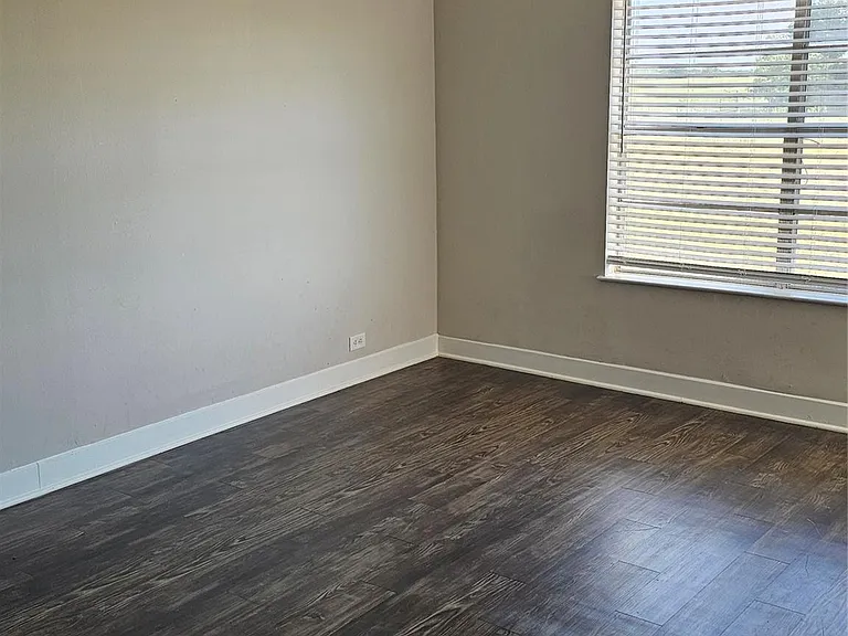 5081 FM 973 — Photo 20