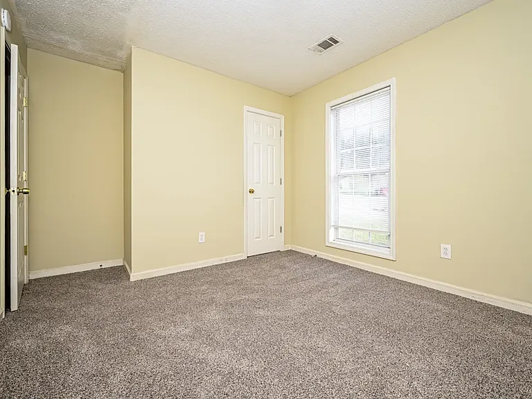 190 Windsor Cir — Photo 7
