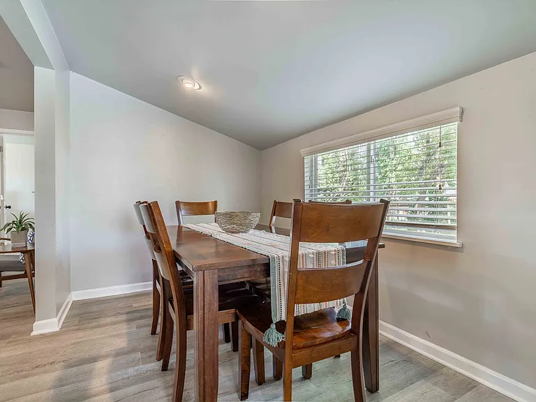 315 SW F St — Photo 6