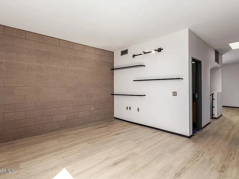 525 E Willetta St #9 — Photo 12