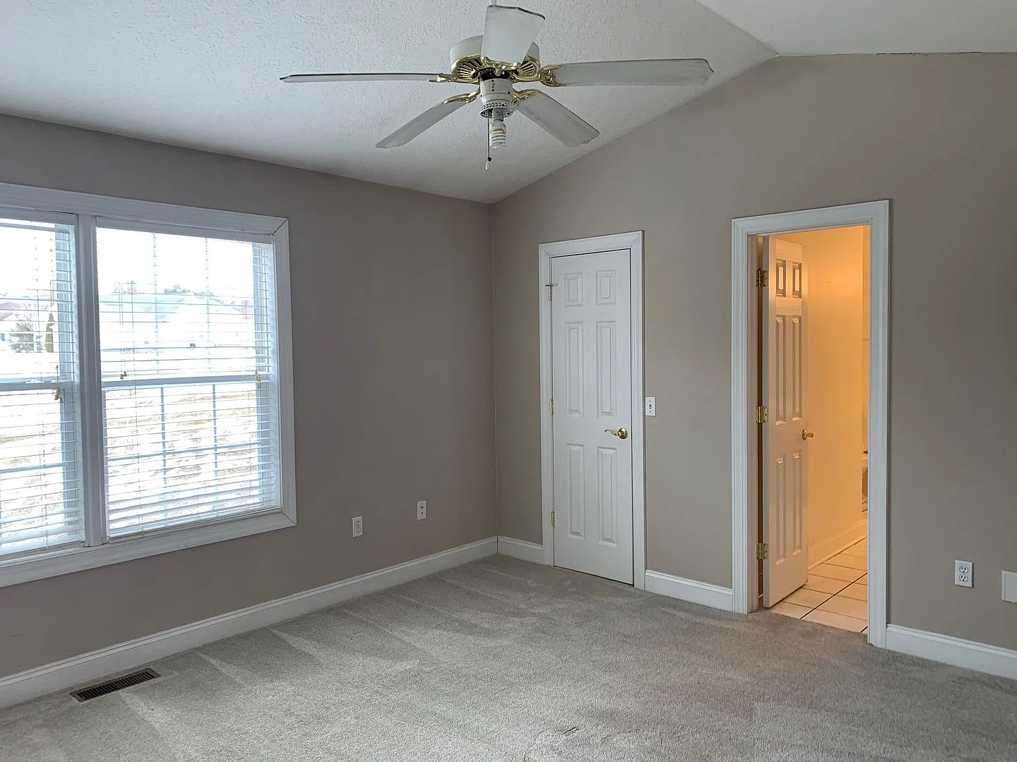 3 Bedroom 2.5 Bath End Unit Townhouse — Photo 4