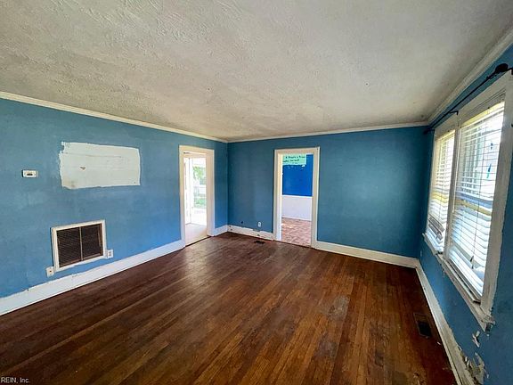 3rd image of 117 E Chester St