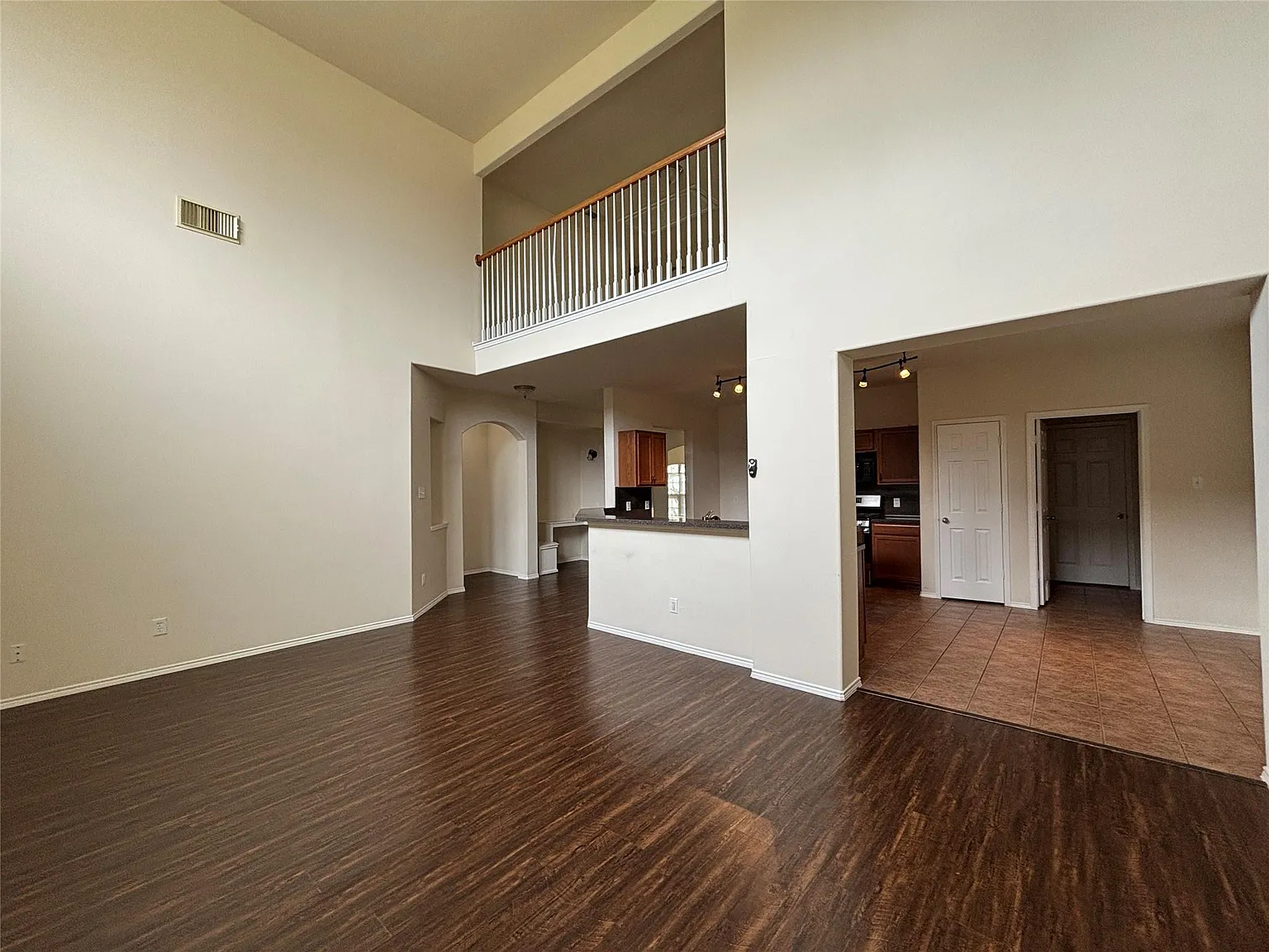 4 bed, 2.5 bath, 2510 sqft, $2,350 — Photo 4