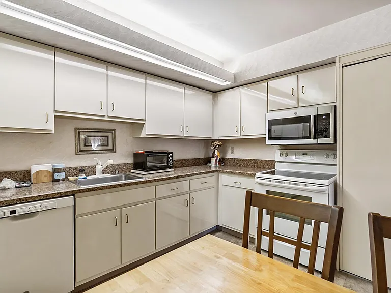 37 Stonehenge Cir — Photo 6