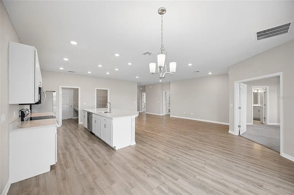4 bed, 2.5 bath, 2029 sqft, $2,600 — Photo 4
