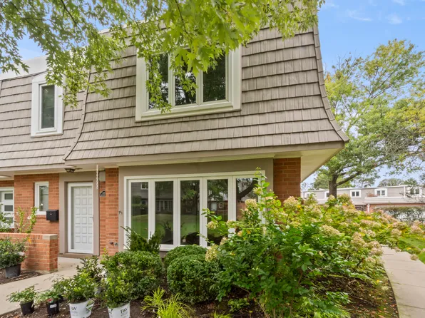 1491 Avignon Ct, Highland Park, IL 60035