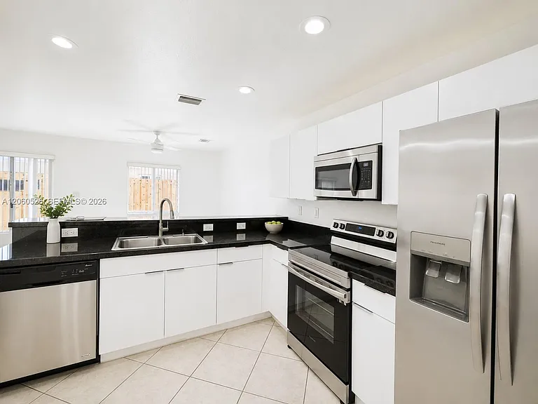 324 NE 3rd St #C — Photo 3