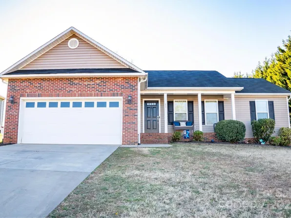 217 Pine Meadows Cir, Hickory, NC 28601