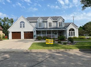 106 4th Ave N, Wahpeton, ND 58075