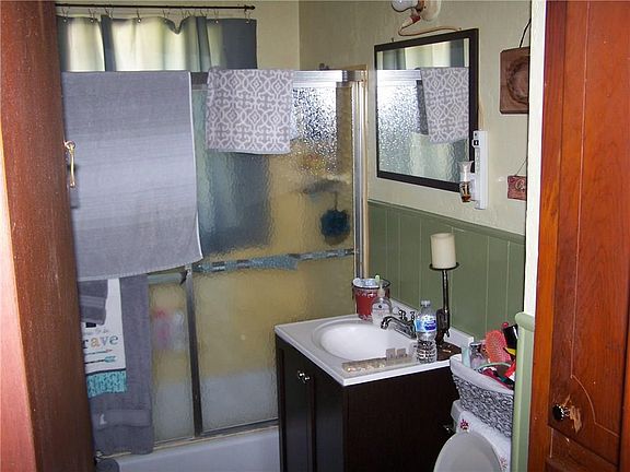 4th image of 820 SE 38th St