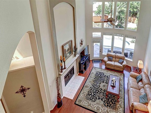 2nd image of 3021 Abbey Ln