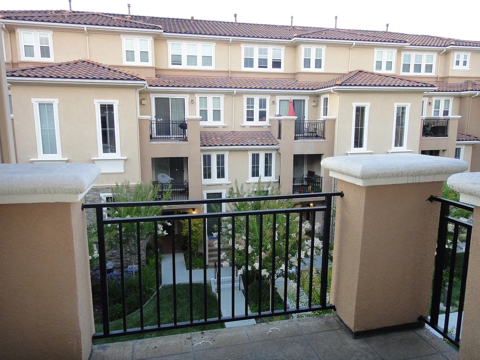 3 bed, 2.5 bath, 1897 sqft, $3,750 — Photo 3
