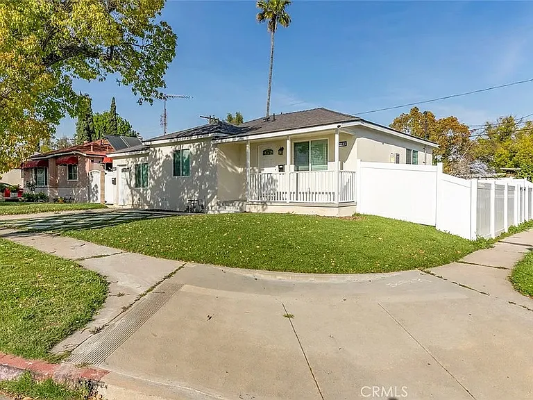 8002 Hazeltine Ave — Photo 16