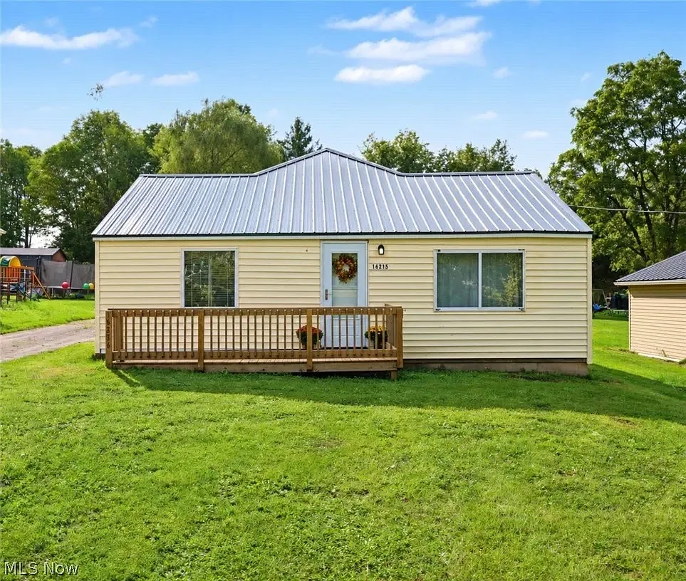 3 bed, 1370 sqft, $2,100 — Photo 1