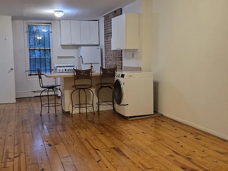 191 Montgomery St #2 — Photo 8