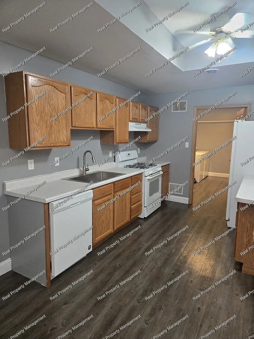 Large 2 Bedroom Winfield Townhome — Photo 3