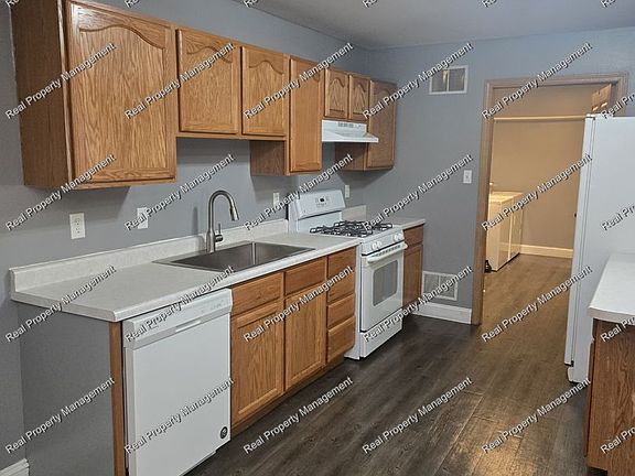 3rd image of 10706 Pike St