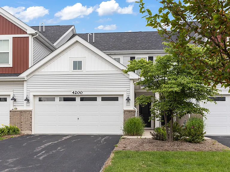 4200 Calder Ln — Photo 2