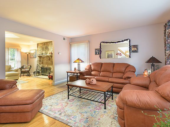 4th image of 54 Linda Ln W