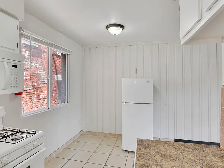27 W 8th Ave #D — Photo 5